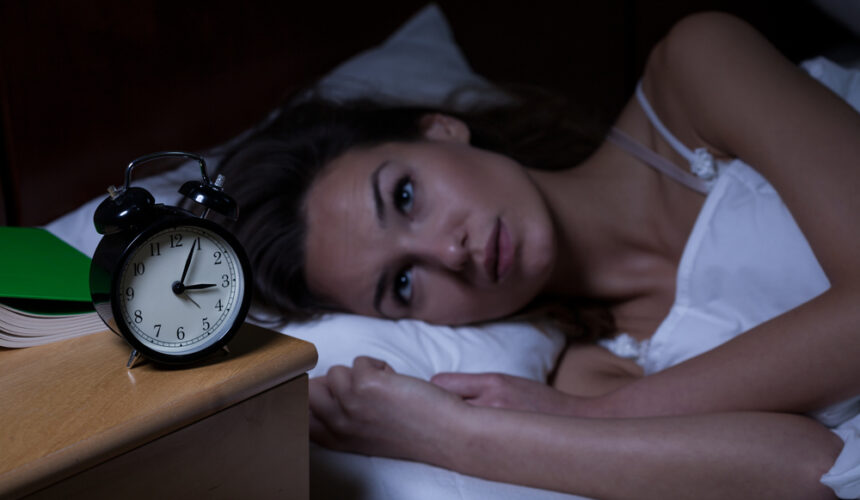 Woman with insomnia «Alarmante» prevalencia de trastornos del sueño en pacientes con COVID persistente